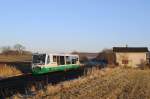 VT 39 der Vogtlandbahn mit VBG 83220 bei Herlasgr�n (21.12.2007) ...