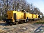 2 Gelbe V100 stehen in Horneburg auf einem Bahn�bergang kurz ...