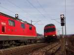 Zugsbegegnung der Re 4/4 II 11221 und einem IC 2000 ...