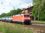 152 132 f�hrt am 18.06.07 durch den Bahnhof Raguhn in ...