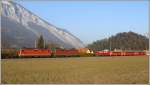 Der G�terzug aus Ems Werk mit Re 4/4 II 11189 ...