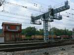 Stellwerk und Signalbr�cke am westlichen Bahnhofskopf von Amb�rieu. Diese Lichtsignalbr�cken ...