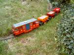 Eigenbau(Umbau)-Lok mit Schotterwagen  ...  Aloysius Berg 17.08.2004