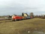 294 898 f�hrt mit ihrem G�terzug am Lagerhaus Amberg vorbei. ...