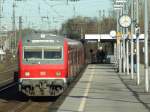 Ein S-Bahnzug auf der S1 nach D�sseldorf Hbf steht im ...