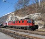 Zwei Re 4/4 II mit CNL bei der Durchfahrt in ...