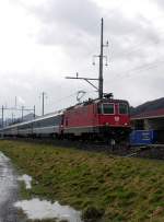 Eine RE 420zieht den EC Transalpin von Basel SBB nach ... Eine RE 420zieht den EC Transalpin von Basel SBB nach ...