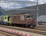Die Re 4/4 186 der BLS steht am LBT-Er�ffnungsfest mit ...