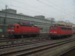 Die 143 172 bei einer Rangierfahrt und die 139 164 ...