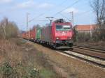 185 557 der OHE mit Containern am 8.3.2008 durch Limmer ...