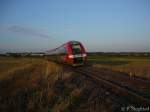 Im letzten Abendlicht braust dieser B 81500 der SNCF als ...