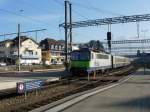 Eine Re 420 der BLS zieht einen Regionalzug von Interlaken ...