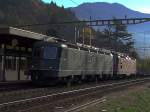 Eine Re 10/10 am 02.11.2007 bei der Durchfahrt in Faido ...
