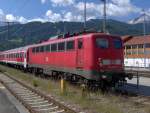 Eine BR 110 mit einem IR aus Innsbruck steht im ...