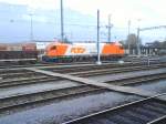 Eine BR 1216 von RTS steht mit ihrem G�terzug, mit ...
