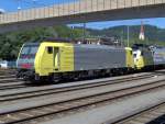 Eine ES 64 von Dispolok wartet in Kufstein mit einem ... Eine ES 64 von Dispolok wartet in Kufstein mit einem ...