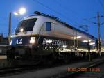 Die �BB-Werbelok A1 am 10.3.2008 vor dem OEC 766 Superfund  ...