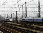 Zwei TGV begegnen sich im Bahnhofsgel�nde von Br�ssel Midi am ...