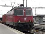 re-4-4-ii-re-420 SBB Cargo - Durchfahrender G�terzug mit E-Lok Re 4/4  11327 im Bahnhof von Biel / Bienne am 19.01.2008