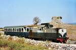 FdS - Ferrovie della Sardegna Mandas - Sorgono. Ein Charakteristikum Sardiniens sind die Nuraghen, fr�hgeschichtliche Steint�rme. An einigen Stellen l�sst sich ein Zug zusammen mit einer Nuraghe aufs Bild bannen, wie hier Lok LDe 614 mit der Nuraghe Isparas bei Isili (14. September 1989).