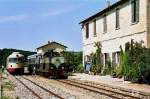 FdS - Ferrovie della Sardegna Mandas - Sorgono. Triebwagen ADe 304 als Planzug und Lok LDe 614 mit Sonderzug in Sarcidano (14. September 1989). Der regul�re Verkehr auf der Strecke Cagliari - Mandas - Sorgono endet heute in Isili.