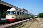 FdS - Ferrovie della Sardegna Tw ADe 304, ADe 17 und Stw RPe 102 sowie ein weiterer Tw der Reihe ADe 01 - 20 auf dem Nachbargleis in Cagliari-Monserrato (14. September 1989). Die diesel-elektrischen Triebwagen ADe 301 - 306 wurden 1959 von OMS/Fiat/TIBB an die FMS f�r deren Schmalspurstrecken im S�dwesten der Insel geliefert. Als die FMS ihren Betrieb 1975 einstellten, �bernahmen die FCS die Wagen, die mit den schon vorhandenen Triebwagen ADe 01 - 20 von 1957 nahezu baugleich waren.