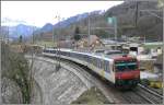 rbde-560-npz Am Ausgang des Stutztunnel �berquert der Regio nach Chur den gemauerten einspurigen Bahndamm bei Tiefenwinkel. RBDe 560. (10.03.2008)