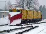 ligne-de-cerdagne---pyrenaenmetro-train-jaune-villefranche---la-tour Schneepflug am 05.03.2008 im Bahnhof Mont-Louis / La Cabanasse km 27 1511 m, er wurde aus 2 G�tertriebwagen hergestellt und hat auf jeder Seite einen Pflug, es gibt keine Drehscheibe. Der G�terverkehr wurde vor einigen Jahren eingestellt, Schneeschleuder gibt es trotz der hohen Lage der Bahn keine.