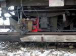 ligne-de-cerdagne---pyrenaenmetro-train-jaune-villefranche---la-tour Einzelheiten des Stromabnehmers auf der Stromschiene, im Gegensatz zur Berliner S-Bahn gibt es oben keine Abdeckung, die Spannung betr�gt 850 Volt DC, nicht empfehlenswert sie zu ber�hren!