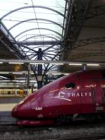 Thalys Triebkopf des Thalys 4304 mit altem Logo. Im Hintergrund erkennt man einen Eurostar im abgesperrten Bereich des Bahnhofs Bruxelles Midi am 07.03.08