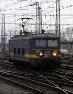 BR 25 E-Lok 2553 f�hrt im Bahnhof Bruxelles Midi an den Kopf des Bergland Express, um diesen nach Rotterdam zu ziehen. 09.03.08