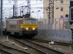 BR 16 E-Lok 1608 im gold/gelben M�rklin Look, f�hrt mit ihrem Zug in den Bahnhof von Bruxelles Midi ein. Im Hintergrund sieht man den Triebkopf eines Eurostar. 07.03.08