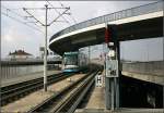 rnv-oeg-heidelberg-ludwigshafen-mannheim Eine Stra�enbahn kommt von Kurt-Schumacher-Br�cke herunter und f�hrt in die Mannheimer Haltestelle Rheinstra�e ein. 08.03.2008 (Matthias)