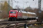 BR 120 Die 'Bahntechnik mit Kompetenz' 120 502-0 mit Fahrwegmesszug unterwegs Richtung Augsburg hier auf Durchfahrt in Offingen/Donau. Sch�n zu sehen die beiden eingeschalteten Halogenscheinwerfer auf dem Dach des ersten Wagens. Sie dienen dem Ausleuchten der Lage des Stromabnehmers an der Fahrleitung. Diese wird durch eine im Dach eingelassene Kamera aufgezeichnet und zur Auswertung ins Wageninnere weiter�bertragen.