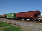 Guterwagen Drei G�terwagen der BNSF am 11.3.2008 in Sealy (bei Houston, Texas). Der erste Wagen tr�gt bereits das neue BNSF Logo, der zweite noch das Burlington Northern Log und der dritte noch das Santa Fe Logo.