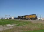 Union Pacific Die Union Pacific Lok 5682 bespannt zusammen mit der Norfolk Southern Lok 9816 einen gemischten G�terzug. Aufgenommen am 11.3.2008 in Sealy (Bei Houston, Texas).