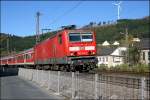 BR 143 mit Zugen 143 214 f�hrt mit der RB91, (RB 39165) 'Ruhr-Sieg-Bahn' nach Siegen, in Meggen ein.