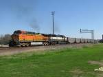 Burlington Nothern and Santa Fe BNSF Die BNSF Loks 5651 (Dash 9) und 9671 (SD70MAC) schieben einen schweren und langen Ganzzug aus Kohlewagen nach. Aufgenommen am 11.3.2008 in Sealy.