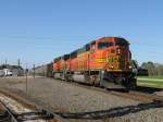 Burlington Nothern and Santa Fe BNSF Die BNSF Loks 8979 (SD70MAC) und 5626 (Dash 9) mit einem Kohlezug in Sealy (bei Houston, Texas). Am Zugschluss schoben noch zwei Loks nach.