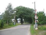 Bahnubergange Der ehml. Bahn�bergang Lieske in der Liesker Dorfstra�e, an der ehml. Bahnstrecke Sornoer Buden - Sabrodt - Schwarze Pumpe - Spreewitz. (Die Schranken standen noch im Juli 2007, doch das ist bereits auch schon Geschichte denn irgendjemand hat eine der beiden Schranken vor kurzen abgebaut)