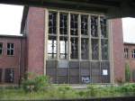 schwarze-pumpe Die Bahnhofshalle von Schwarze Pumpe, wo vor ganz paar Jahren noch Personenz�ge gehalten haben und Leute ein-& ausgestiegen, �hnelt heute einem Geisterbahnhof. Die gesamte Strecke von Sornoer Buden bis Spreewitz besteht noch, wurde aber schon 1999 komplett stillgelegt. Zurzeit rostet die Strecke vor sich hin, zwischendurch wurden einige Oberleitungen abgebaut oder geklaut, doch leider blieb die Strecke auch nicht von vandalismus verschohnt (wie auch das Bahnhofsgeb�ude Schwarze Pumpe).