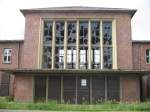 schwarze-pumpe Das ehm. sch�ne Bahnhofsgeb�ude von Schwarze Pumpe, Juli 2007. (Sicht vom Bahnhofsvorplatz)