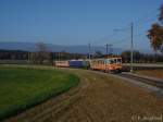 ASm Aare Seeland Mobil Hommage an den ausgebrannten Be 4/4 524. Am 1.11.2007 ist ein vollbeladener Kieszug auf dem Weg nach Sutz zwischen Siselen und L�scherz unterwegs. Am Schluss der Be 4/4 524.