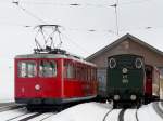 RB Rigi Bahnen RB - Triebwagen Bhe 2/4  3 neben der Dampflok H 2/3  17 im Bahnhof Rigi Kulm am 27.01.2008