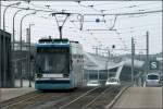 Ein Niederflur-Multigelenktriebwagen der Mannheimer Stra�enbahn auf der Konrad-Adenauer-Br�cke. Das Bild ...