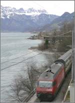 Blickrichtung Ost. Der Schluss des IC2000 mit 460 018-5 verschwindet ...