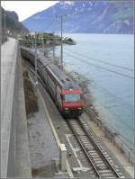 IC2000 Der Platz am Walenseeufer bei M�hlehorn ist knapp, weshalb es hier immer noch ein kurzes Einspurst�ck gibt. Der Fuss- und Veloweg ist an die Nationalstrasse angebaut und h�ngt hier �ber der Bahnlinie, die sich hier auf eine Spur verengt. IC2000 Dosto auf dem Weg nach Chur. Blickrichtung Nordwest. (10.03.2008)