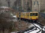 ligne-de-cerdagne---pyrenaenmetro-train-jaune-villefranche---la-tour Im Bahnhof Olette Canaveilles les Bains fand ein Zugwechsel statt, der Gegenzug bestand nur aus einen Triebwagen und war mit einer Reisegesellschaft �berf�llt, reicht aber f�r uns. Hier verschwindet 'unser' Zug wieder in Richtung Latour de Carol. Bei der Pyren�enmetro ist so etwas m�glich, 05.03.2008.