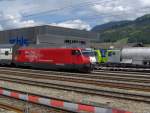 Re 460 mit Wallis-Werbung zieht einen Extrazug in Richtung des ...