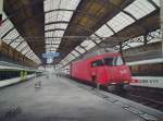 verfremdete-fotos Re 460 im Basel SBB
Habe ich aus Erinnrung ohne Vorlage gemalt.
Die Leute auf dem Bahnsteig sind meine Schwester mein Vater und ich in der Lok.